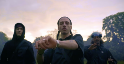 5EB demonstrates how to manoeuvre on the beat on 